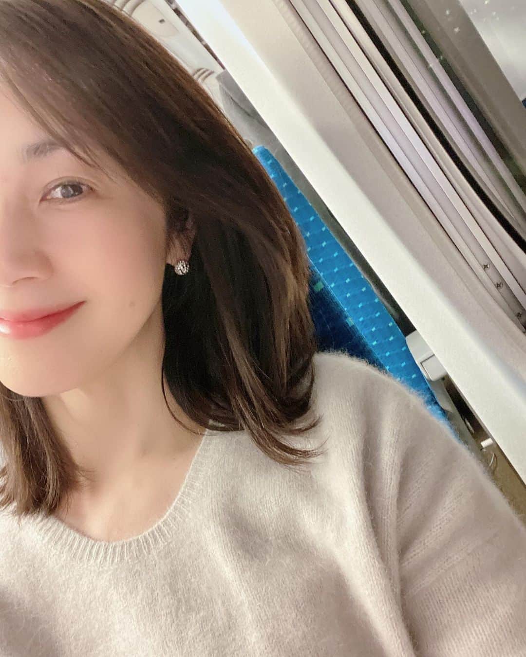 のインスタグラム：「年の瀬ですね いろんな仕事してると 一日もあっという間。。。 注意散漫になりがちな時だからこそ 一つひとつの集中が大切だね 何も問題なく2021年を迎えられますように😌  ようやく落ちついたので 明日の現場、京都に向かっています🚄 すっぴんリラックスモードなわたし そうです 到着したらすぐ寝る体制ですw😴 明日もいい一日でありますように♪ 皆様もおつかれさまでした！ ・ ・ #🚄  #移動はリラックス #感染対策しながら  #instagood  #instabeauty  #年の瀬  #忙しいを楽しむ  #今日も一日おつかれさまでした #model #芦田桂子」