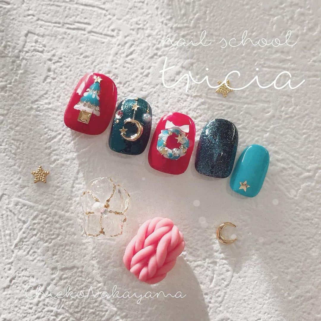 なかやまちえこのインスタグラム：「nail school tricia gel art lesson 🎄⠀ ⠀ 皆様とっても可愛いクリスマスネイルが仕上がりました😳✨⠀ リクエストできまぐれキャット「きまデコ」を使ったねじねじニットも作りました🧶⠀ みんなはじめてのきまデコとっても上手に扱っていて素敵なニットネイルもたくさん出来あがりました😳✨⠀ ⠀ #nail #nails #nailart #ネイル #美甲 #ネイルアート  #japanesenailart #manucure #japanesenails #manicurist #gelnails #أظافر #네일아트 #미용 #ジェルネイルデザイン #ネイルデザイン #senikuku #nagelkunst #tricia #nailschool #ネイルスクール #トリシア #表参道 #ネイルスクールトリシア #ネイルスクールtricia #クリスマスネイル #xmasnails #christmasnails #ニットネイル #knitnails @nailschooltricia @sach_maki @kimagure_cat_whim」