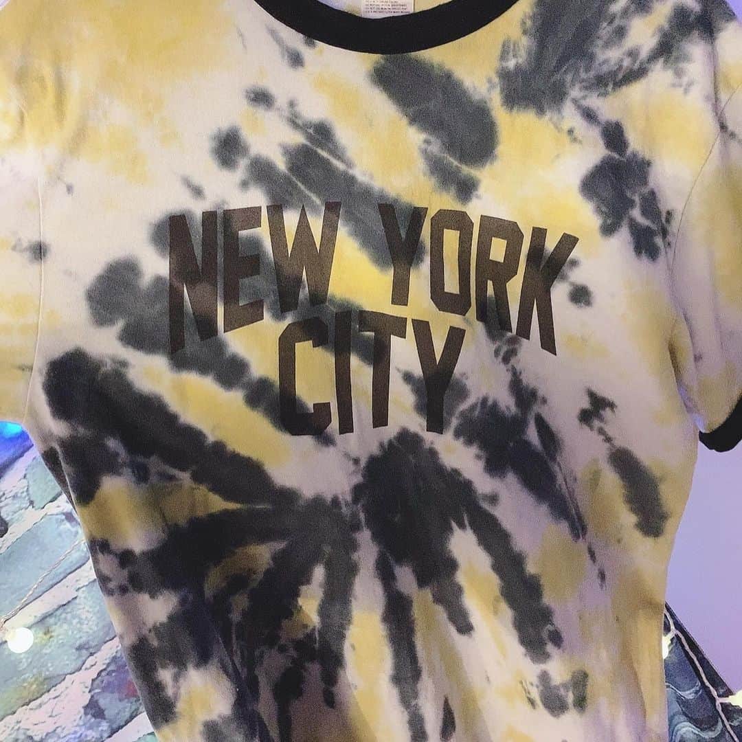 大谷雅恵のインスタグラム：「持ってたTシャツをタイダイでリメイク☕︎  今は色の組み合わせを研究中です🧑🏻‍🚀  こうやってリメイクしたらまた着れるアイテム他にもありそう☆  お気に入りです🗽  #タイダイリメイク #tiedye #remake #newyorkcity」