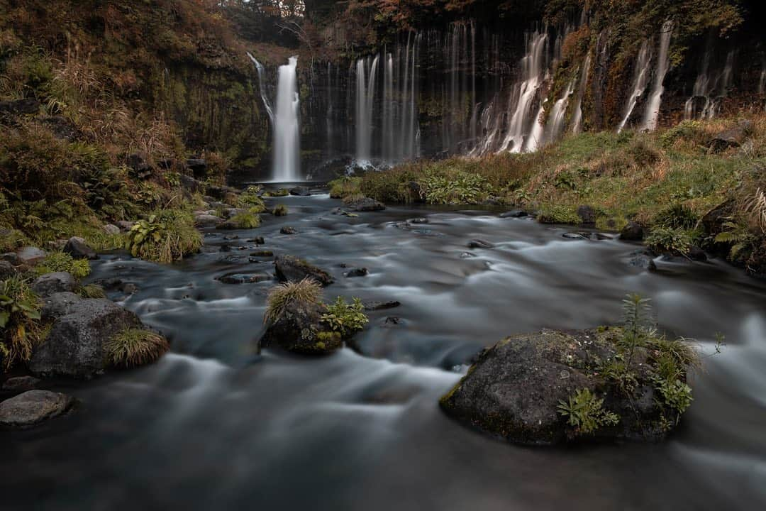 大越光貴のインスタグラム：「久々のNDフィルター遊び📸  Camera: Nikon D850 Lens: Nikkor 24-70mm Setting: 30', f22, ISO 100, 24mm ﻿ #2020autumn #autumninjapan #autumnfashion #waterfallphotography #japaneselandscape #japaneseautumn #doubleexposures #白糸の滝 #田貫湖 #富士山 #紅葉狩り #紅葉2020 #紅葉ハンター #滝好きな人と繋がりたい #滝が好き #絶景ハンター #ファインダー越しの私の世界 #紅葉見に行こうよう #長時間露光」