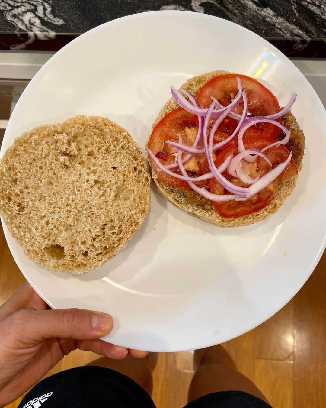 ケイラ・アイトサインズさんのインスタグラム写真 - (ケイラ・アイトサインズInstagram)「QUICK LUNCHES! 😍 #BBGmums, is this scene familiar to any of you? 😂 The juggle struggle is REAL, but I wouldn't have it any other way! Ace's favourite food is whatever falls off the table, hahaha.   Homemade burgers are one of my favourite quick lunches! They are so delicious and easy to make, AND they are a balanced meal that gives me the energy I need to smash my workouts!   Here's how I made my burger: ✅ Cut a wholemeal bread roll in half. ✅ Add tomato sauce (ketchup) to one side of the roll. ✅ Cook your favourite type of burger pattie on a pan and put it on top of the tomato sauce. I made these beef burger patties in advance, so all I had to do was take one out of the freezer, defrost it and put it on the fry pan to cook. To make patties, I use lean beef mince and mix it with finely chopped onion, bread crumbs, an egg, and herbs and spices, then use my hands to shape them. You could also have chicken, chickpea or vegetable patties depending on what you prefer. ✅ Add your choice of salad. I used tomato, red onion and iceberg lettuce for mine. ✅ Add mayonnaise to the other side of the roll (kewpie Japanese mayonnaise is the best for burgers).  SWIPE ACROSS to see exactly how I made it. 👉 Sooo delicious! Poor Ace didn't get any leftovers from this meal. 😂  #BBGatHome #quicklunch #15minutemeals #homemadeburger」12月7日 19時30分 - kayla_itsines