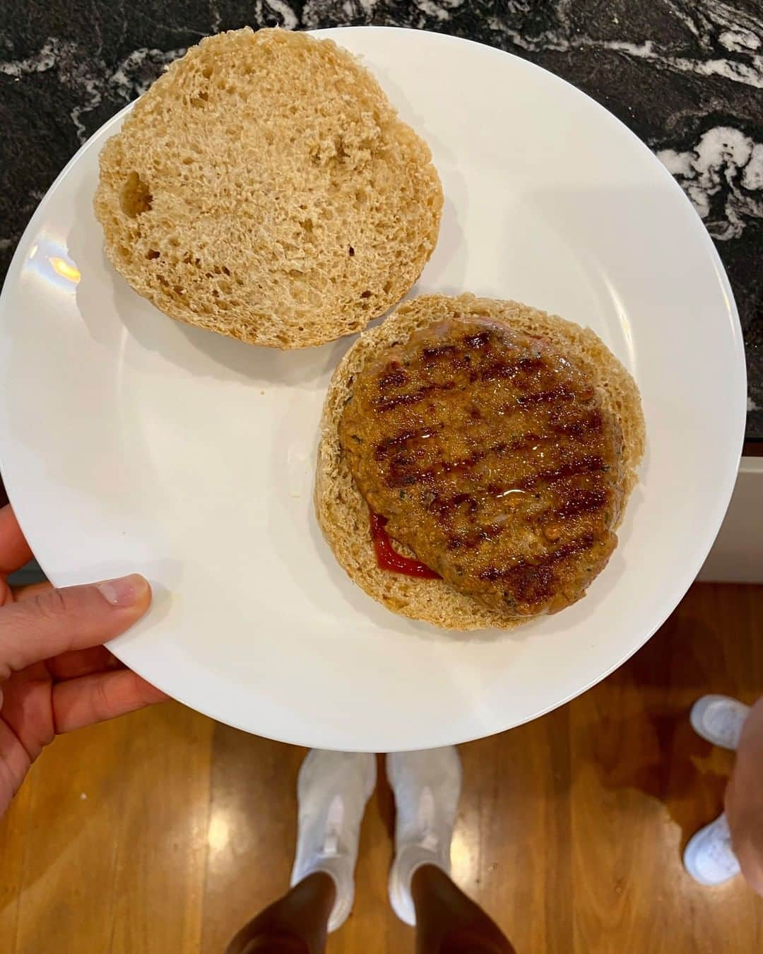 ケイラ・アイトサインズさんのインスタグラム写真 - (ケイラ・アイトサインズInstagram)「QUICK LUNCHES! 😍 #BBGmums, is this scene familiar to any of you? 😂 The juggle struggle is REAL, but I wouldn't have it any other way! Ace's favourite food is whatever falls off the table, hahaha.   Homemade burgers are one of my favourite quick lunches! They are so delicious and easy to make, AND they are a balanced meal that gives me the energy I need to smash my workouts!   Here's how I made my burger: ✅ Cut a wholemeal bread roll in half. ✅ Add tomato sauce (ketchup) to one side of the roll. ✅ Cook your favourite type of burger pattie on a pan and put it on top of the tomato sauce. I made these beef burger patties in advance, so all I had to do was take one out of the freezer, defrost it and put it on the fry pan to cook. To make patties, I use lean beef mince and mix it with finely chopped onion, bread crumbs, an egg, and herbs and spices, then use my hands to shape them. You could also have chicken, chickpea or vegetable patties depending on what you prefer. ✅ Add your choice of salad. I used tomato, red onion and iceberg lettuce for mine. ✅ Add mayonnaise to the other side of the roll (kewpie Japanese mayonnaise is the best for burgers).  SWIPE ACROSS to see exactly how I made it. 👉 Sooo delicious! Poor Ace didn't get any leftovers from this meal. 😂  #BBGatHome #quicklunch #15minutemeals #homemadeburger」12月7日 19時30分 - kayla_itsines