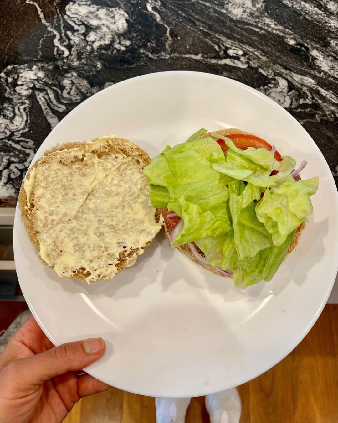 ケイラ・アイトサインズさんのインスタグラム写真 - (ケイラ・アイトサインズInstagram)「QUICK LUNCHES! 😍 #BBGmums, is this scene familiar to any of you? 😂 The juggle struggle is REAL, but I wouldn't have it any other way! Ace's favourite food is whatever falls off the table, hahaha.   Homemade burgers are one of my favourite quick lunches! They are so delicious and easy to make, AND they are a balanced meal that gives me the energy I need to smash my workouts!   Here's how I made my burger: ✅ Cut a wholemeal bread roll in half. ✅ Add tomato sauce (ketchup) to one side of the roll. ✅ Cook your favourite type of burger pattie on a pan and put it on top of the tomato sauce. I made these beef burger patties in advance, so all I had to do was take one out of the freezer, defrost it and put it on the fry pan to cook. To make patties, I use lean beef mince and mix it with finely chopped onion, bread crumbs, an egg, and herbs and spices, then use my hands to shape them. You could also have chicken, chickpea or vegetable patties depending on what you prefer. ✅ Add your choice of salad. I used tomato, red onion and iceberg lettuce for mine. ✅ Add mayonnaise to the other side of the roll (kewpie Japanese mayonnaise is the best for burgers).  SWIPE ACROSS to see exactly how I made it. 👉 Sooo delicious! Poor Ace didn't get any leftovers from this meal. 😂  #BBGatHome #quicklunch #15minutemeals #homemadeburger」12月7日 19時30分 - kayla_itsines