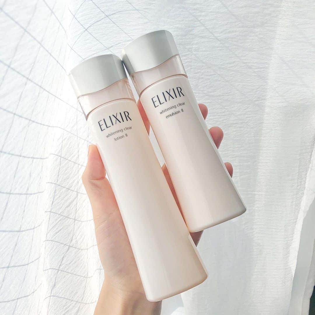佐々木あさひさんのインスタグラム写真 - (佐々木あさひInstagram)「見てこのつや玉🥺✨ 年々若々しくなるねとすごく嬉しいお言葉を頂く機会があるのだけど、 つや玉が現れてくれることを目安に化粧水と乳液の両方でしっかりとスキンケアをしていることがひとつのポイントではあるかも。  @elixir_official_shiseido   今日はエリクシール ホワイトのしっとりタイプを使いました⭐️ さっぱり・しっとり・とてもしっとりと3つの使用感が選べるのは嬉しいですね。 季節や肌のタイプにも合わせてケアしてあげることで、肌も心も喜ぶ気がして何だか優しくなれます🌸  エイジングケア（※年齢に応じたうるおいケア）をしながら、美白（※メラニンの生成を抑え、しみ・そばかすを防ぐ）成分が配合。 ファンデーションが少なめでもベースメイクが綺麗に仕上がるので助かる！  #つや玉続く化粧水乳液 #pr#エリクシール#エイジングケア（※年齢に応じたうるおいケア）」12月7日 19時31分 - asahisasaki