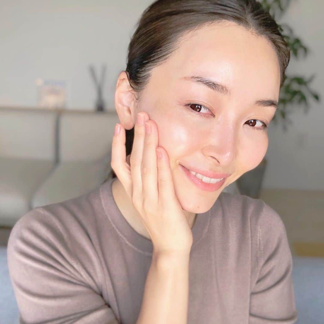 佐々木あさひのインスタグラム：「見てこのつや玉🥺✨ 年々若々しくなるねとすごく嬉しいお言葉を頂く機会があるのだけど、 つや玉が現れてくれることを目安に化粧水と乳液の両方でしっかりとスキンケアをしていることがひとつのポイントではあるかも。  @elixir_official_shiseido   今日はエリクシール ホワイトのしっとりタイプを使いました⭐️ さっぱり・しっとり・とてもしっとりと3つの使用感が選べるのは嬉しいですね。 季節や肌のタイプにも合わせてケアしてあげることで、肌も心も喜ぶ気がして何だか優しくなれます🌸  エイジングケア（※年齢に応じたうるおいケア）をしながら、美白（※メラニンの生成を抑え、しみ・そばかすを防ぐ）成分が配合。 ファンデーションが少なめでもベースメイクが綺麗に仕上がるので助かる！  #つや玉続く化粧水乳液 #pr#エリクシール#エイジングケア（※年齢に応じたうるおいケア）」
