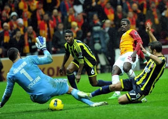 ガラタサライSKさんのインスタグラム写真 - (ガラタサライSKInstagram)「⚽️ Günün Golü  7 Aralık 2011  Galatasaray 3 🆚 1 Fenerbahçe  32’ Emmanuel Eboue ⛷  40’ Johan Elmander 🔥 65’ Felipe Melo 👅   Sizce bu maçta günün golü hangisiydi? 🤔👇」12月7日 19時31分 - galatasaray