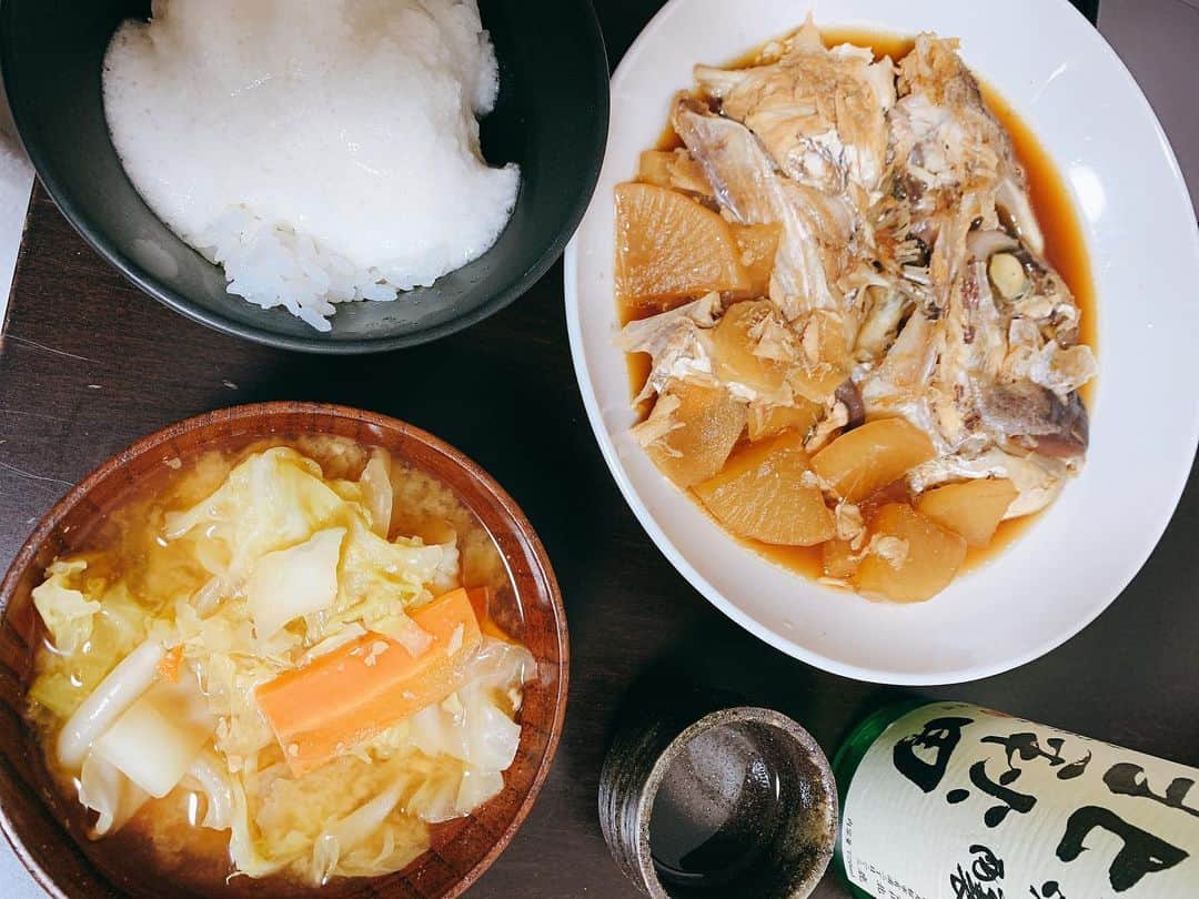 桜 稲垣早希のインスタグラム：「今日は夫のりおなりくんが晩ご飯を作ってくれました🤤鯛の尾頭と大根の煮付け、野菜味噌汁、山芋ご飯です。美味しかったです🤤 #私より料理上手 #おかげで鬼滅最終巻読めた #暖かい気持ちになりました」