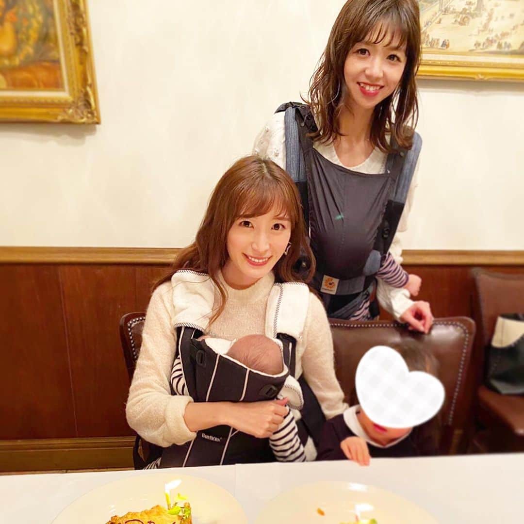 小林真由のインスタグラム：「先日、綾夏と久しぶりにランチしました。﻿ ﻿ 今年会うの2回目、ランチは初めて🤭﻿ 今まで月に1度くらいは会えてたから本当に不思議な感じ。でもこうして会えるだけで有難いです。﻿ ﻿ 綾夏のお誕生日お祝いしたら私のプレートまで🍓﻿ 嬉しかった〜﻿ 二人ともいつの間にか二児の母になり、共感しまくりの30代。出会った頃は若かったなぁ😂﻿ いつもありがとう♡﻿ ﻿ ﻿ ﻿ #ランチ #誕生日 #ファッション #コーデ #ママコーデ #女の子ママ #男の子ママ #イタリアン #ママライフ #コーディネート #2歳 #生後4ヶ月 #ベビー #二人育児 #lunch」