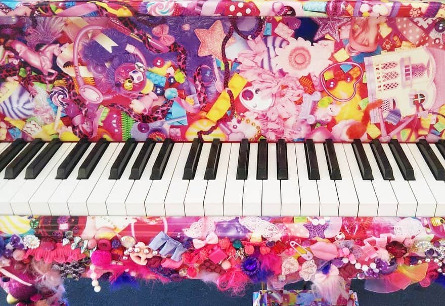 増田セバスチャンさんのインスタグラム写真 - (増田セバスチャンInstagram)「増田セバスチャン作品《Microcosmos-Melody-》が石巻に帰ってきました！Reborn-Art Festival2019で多くの方に演奏を楽しんでいただいたカラフルなピアノが、石巻駅前の施設「石巻市ささえあいセンター」に常設展示されます。  Sebastian Masuda's art work "Microcosmos-Melody-" is back in Ishinomaki! The colorful piano that many people enjoyed playing at Reborn-Art Festival 2019 will be permanently exhibited at the facility "Ishinomaki City Support Center" in front of Ishinomaki Station.  施設の企画としてコンサートや体験日も予定されていますので、詳細は施設HPをご覧ください。  増田セバスチャンコメント： 一音一音がその人の色となり、空へ飛んでいくようなイメージで制作した「Microcosmos -Melody-」が、また石巻の皆さんの元に帰ることができてとても嬉しく思っています。 こんな時代には、華が必要です。どうにもできない出来事の中でも、心はいつでもカラフルに彩られて欲しい。このピアノが色々な世代のコミュニケーションツールとなり、皆さんと一緒にカラフルなメロディを奏でることを願っています。」12月7日 19時44分 - sebastian_masuda