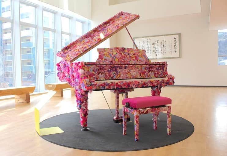 増田セバスチャンのインスタグラム：「増田セバスチャン作品《Microcosmos-Melody-》が石巻に帰ってきました！Reborn-Art Festival2019で多くの方に演奏を楽しんでいただいたカラフルなピアノが、石巻駅前の施設「石巻市ささえあいセンター」に常設展示されます。  Sebastian Masuda's art work "Microcosmos-Melody-" is back in Ishinomaki! The colorful piano that many people enjoyed playing at Reborn-Art Festival 2019 will be permanently exhibited at the facility "Ishinomaki City Support Center" in front of Ishinomaki Station.  施設の企画としてコンサートや体験日も予定されていますので、詳細は施設HPをご覧ください。  増田セバスチャンコメント： 一音一音がその人の色となり、空へ飛んでいくようなイメージで制作した「Microcosmos -Melody-」が、また石巻の皆さんの元に帰ることができてとても嬉しく思っています。 こんな時代には、華が必要です。どうにもできない出来事の中でも、心はいつでもカラフルに彩られて欲しい。このピアノが色々な世代のコミュニケーションツールとなり、皆さんと一緒にカラフルなメロディを奏でることを願っています。」