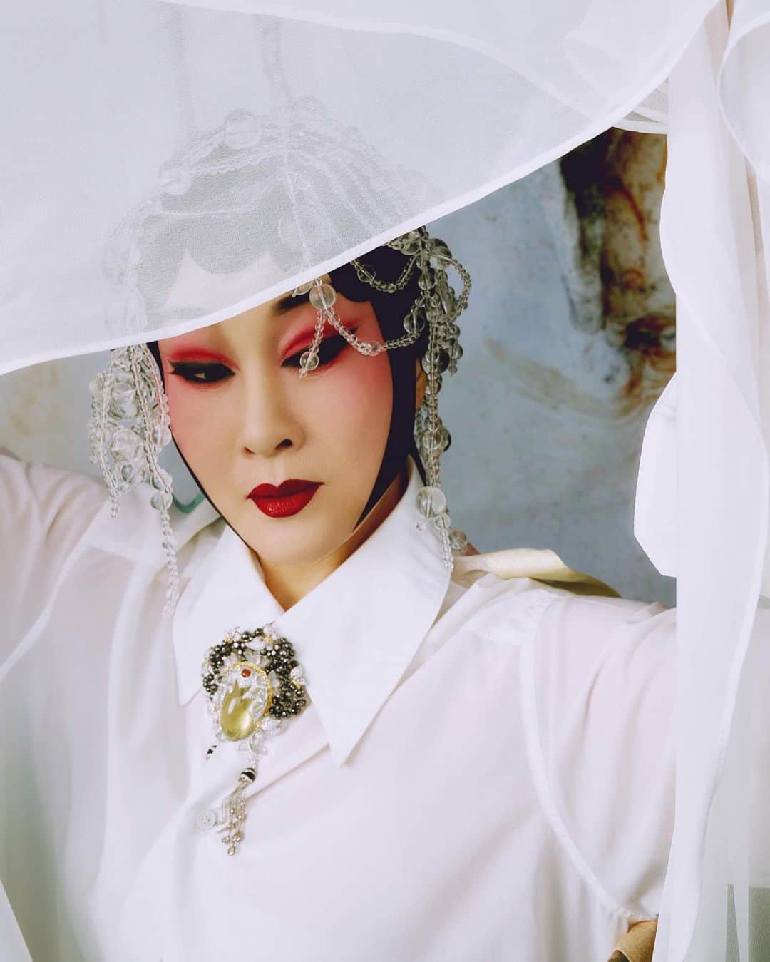 Vogue Taiwan Officialさんのインスタグラム写真 - (Vogue Taiwan OfficialInstagram)「#VogueLuxury 太激動了！同胞們，讚起來！你什麼時候看過京劇花旦成為形象廣告的！ 台灣珠寶品牌 @jheng_jewellery 以京劇點題，試圖在歐美主導的珠寶世界裡，闢出一條中華味來！Jheng以戲曲扮相設計了「臉譜系列」珠寶，寫實中帶寫意手筆的臉譜珠寶，搭配上由梅派名伶魏海敏所演繹的視覺呈現，瞬時將觀者拉進京劇的唱、念、做、舞間！  #pekingopera #highjewelry #jheng #jhengjewellery #voguejewelry #mandarinmotif #chineseopera #jewelrydesign #jewerlyaddict #bejingoperaface #京劇 #京劇臉譜 #魏海敏   🖌#chathsu」12月7日 19時36分 - voguetaiwan
