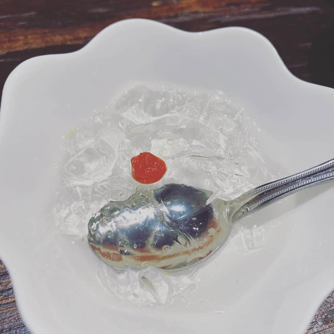 山田しょうこのインスタグラム：「辛いラーメン食べ終わって 汗水ながしながらのどに絡んだタンを 「ん＂〜」と出そうとしたら 長身イケメンバンドバン風バイトくんが 「女性にサービスしてます、レモンゼリーですどうぞ」って爽やか笑顔で現れて… レモンゼリーは透き通ってキレイで… もっとキレイな体で受け取りたかった… でもめちゃめちゃ美味しかったですありがとう☺️ #辛い #ラーメン #レモンゼリー」