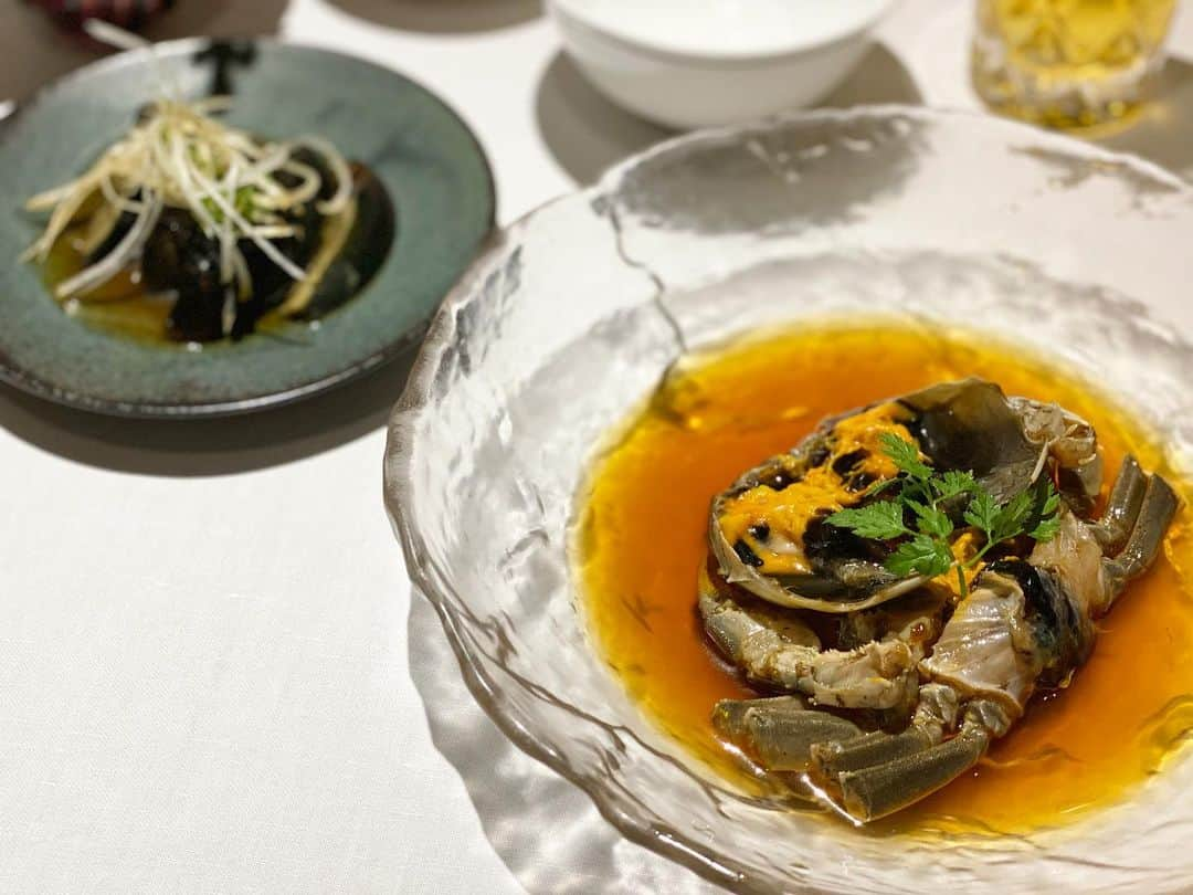 岡英里さんのインスタグラム写真 - (岡英里Instagram)「大好きな中国飯店🦀❤️  #毎年恒例 #この時期 #やっぱり #中国飯店 #安定 #美味しい #上海蟹 #雄雌食べ比べ #上海蟹の紹興酒漬け #フカヒレ #北京ダック #美味 #おいしい #今年も食べられました #満足 #中華 #中国料理 #ピータン #青島ビール #紹興酒 #大好き #🤤 #美味しいもの大好き #おいしかった #おいしいごはん #dinner #delicious #deliciousfood #japan #good」12月7日 19時39分 - okaeri0424