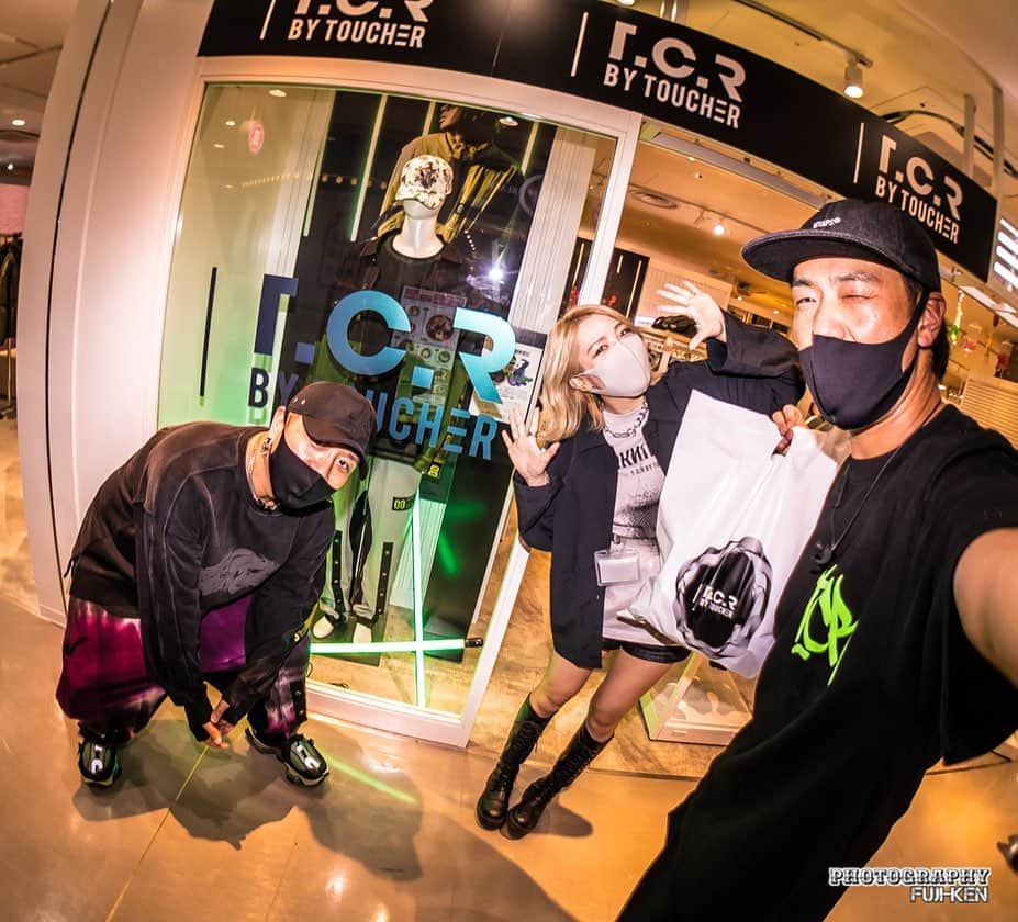 DJ CHI☆MEROのインスタグラム：「🍬 . . 遅くなりましたが ラフォーレ原宿POPUPSTORE14日間ありがとうございました〜！！ . チーメロコラボL/S,S/S共に追加分も完売で嬉しい限りです😭💞 . 何も告知してないのにオンラインで在庫があるのを見つけて購入してくれた方もありがとうございました👩🏼 . 次回はみんな何が欲しいですか〜？？ . さてさて私がコラボさせて頂いた 【 @tcr_by_toucher_official (ﾃｨｰｼｰｱｰﾙﾊﾞｲﾄｩｼｪ) 】 ただ今オンラインにて冬のセール中です☃️ . アネマグTVでも紹介した 私が愛用しているTRUCKER JACKETも70%オフです！ 他のアイテムも売り切れてきているのでお早めに☝️ ↓ここから飛べます↓ @tcr_by_toucher_official  . . . Photo by @club309」
