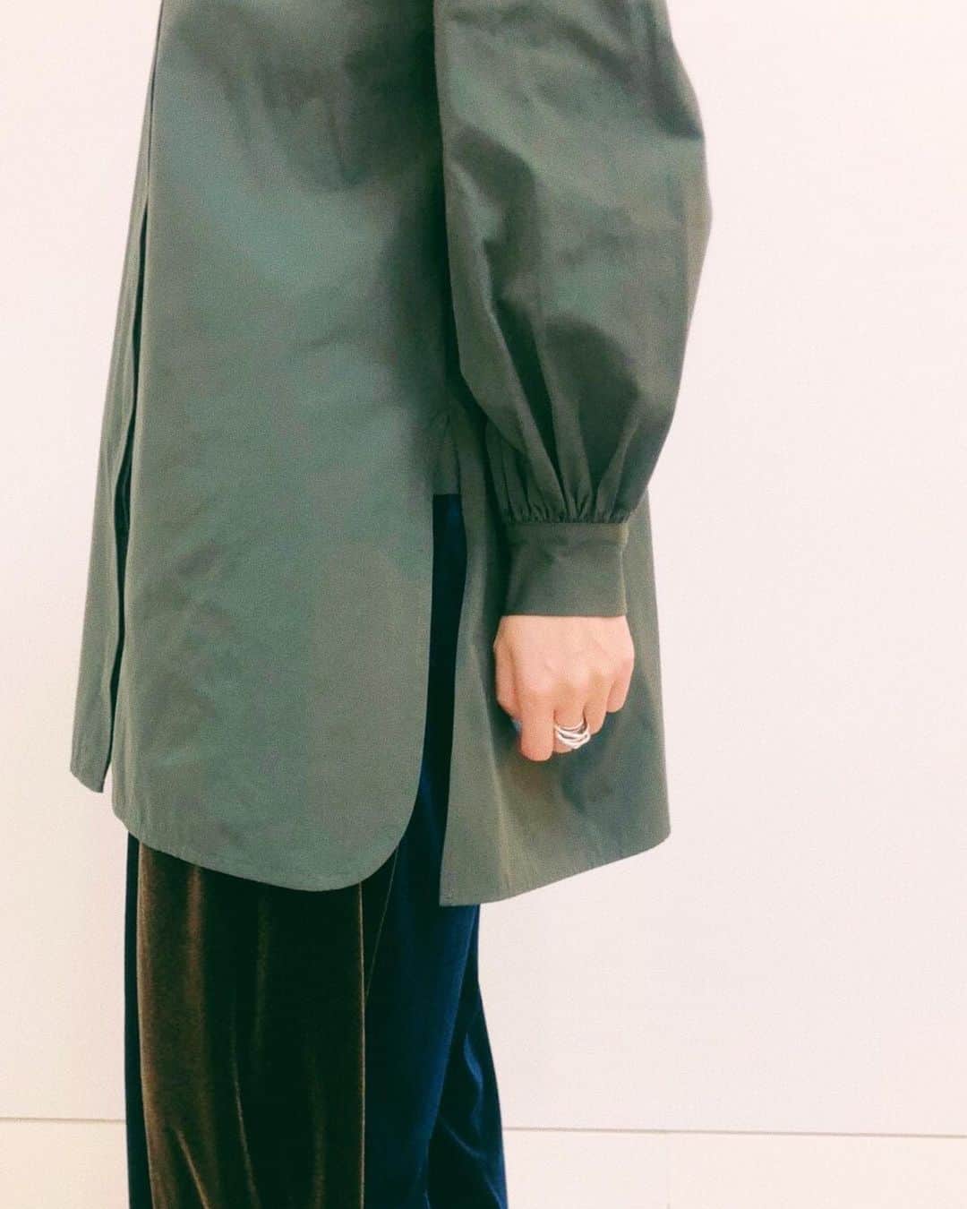 のインスタグラム：「* * 20AW COLLECTION サイドスリット ブラウス * * #carolinaglaser #beams #カロリナグレイサー #ビームス #大人可愛い#ブラウス #ブラウスコーデ#サイドスリット#ベロア#ベロアパンツ#配色#alberola#バレエシューズ #フラットシューズ」