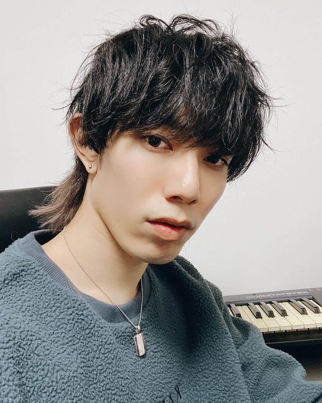 寺島圭亮のインスタグラム：「お久しぶりです🦦 金髪飽きたので髪暗くしました🦦 襟足だけグレーです🦦 気に入ってます🦦」