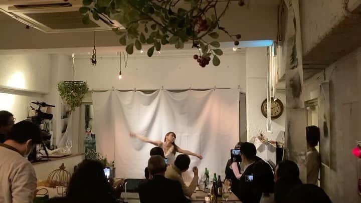 池田美佳のインスタグラム：「先日のdinner concertでのﾜﾝｼｰﾝ。ピアニストの @aruhipianist ちゃんと共に、初のコラボディナーコンサートをしました！ その狭いところでそんなに動かなくてもよかろうに...（笑）そして、お客様とも普段では有り得ない近さで、みんなに📷撮られております。誰も生で観てる人いないんじゃないか疑惑。現代の面白いところです...w  #piano #dance #contemporarydance #ピアノ #ダンス #コンテンポラリーダンス #collaboration #dinnershow #dinnerconcert #platetokyo #bts #niziu #dancingfan #toparis #ダンス動画 #dancingmovie #mikadancemovie #東京 #西麻布」