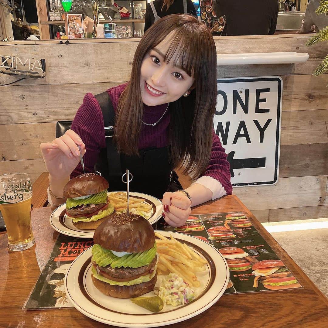 待鳥志織さんのインスタグラム写真 - (待鳥志織Instagram)「・ ハンバーガー大好物🍔 ポテト美味しすぎて2回もおかわりしたし🍟 ・ #lunch #ハンバーガー#夜普通に韓国料理食べた#デブエット」12月7日 19時43分 - __.shiori_