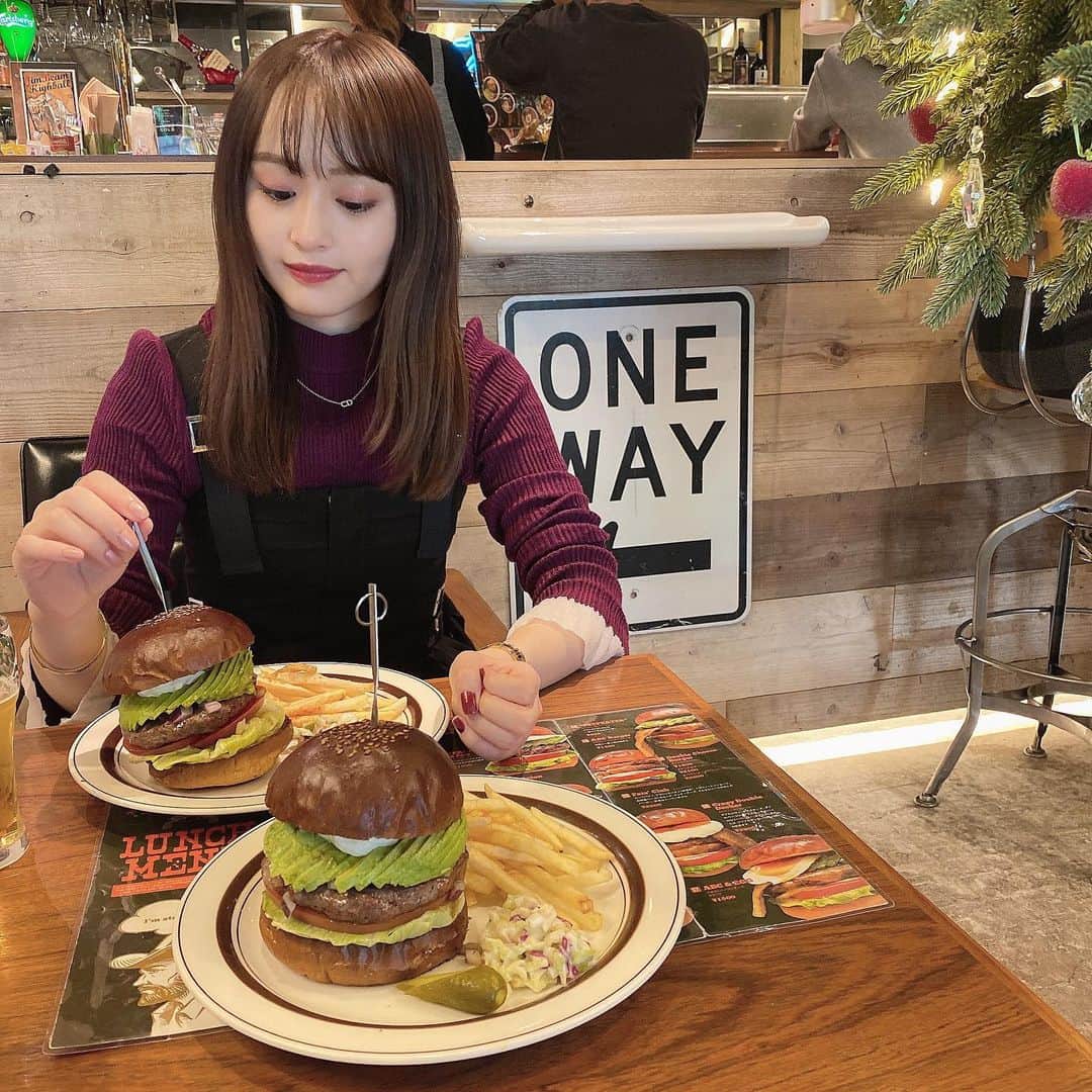 待鳥志織さんのインスタグラム写真 - (待鳥志織Instagram)「・ ハンバーガー大好物🍔 ポテト美味しすぎて2回もおかわりしたし🍟 ・ #lunch #ハンバーガー#夜普通に韓国料理食べた#デブエット」12月7日 19時43分 - __.shiori_