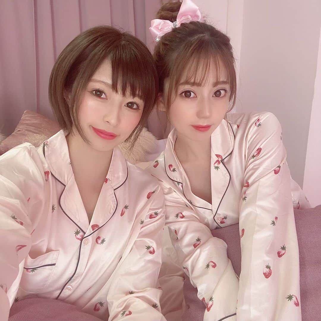 堀尾実咲のインスタグラム：「みる子充😆🎀  浅草旅行したり ディズニー行ったり♪  これ以外にも カフェ行ったり 犬さんぽしたり めちゃくちゃ会っている🍊 もはや家族のよう🍊  家族といえば、、、 牛乳🥛www  ☝️ストーリー見てくれた人だけ分かるコアなネタwww  #浅草 #浅草旅行 #浅草食べ歩き #浅草グルメ #浅草着物レンタル #浅草着物 #着物 #着物女子会 #bloomhotel #ディズニー #ディズニーシー #ダッフィー #ダッフィーコーデ」