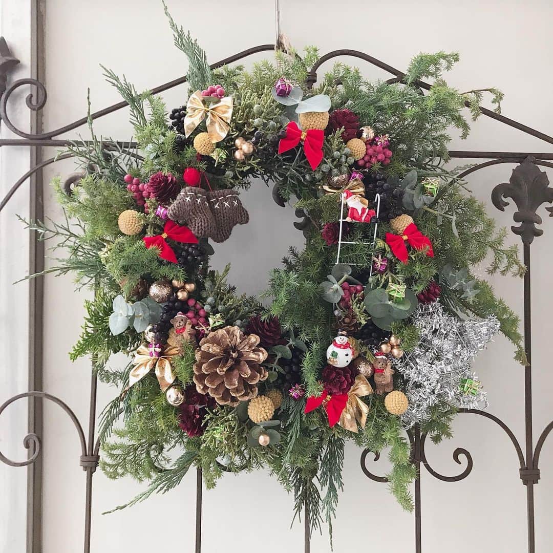 なかやまちえこのインスタグラム：「初めてリースを手作りしました🎄⠀ ⠀ ネイルスクールtriciaの牧校長のお宅にお伺いさせていただき、習ってきました😳😳😳✨⠀ とっても楽しかったです✨✨⠀  ⠀ ご一緒させていただいた方のリースもお写真撮らせて頂きました😳✨✨⠀ 牧さん宅のリースもみんな素敵でした✨✨✨⠀ ⠀ 楽しい時間をありがとうございました😳🙏✨🎄⠀ ⠀ #リース #wreath #christmaswreath #クリスマスリース #クリスマス #christmas @sach_maki」