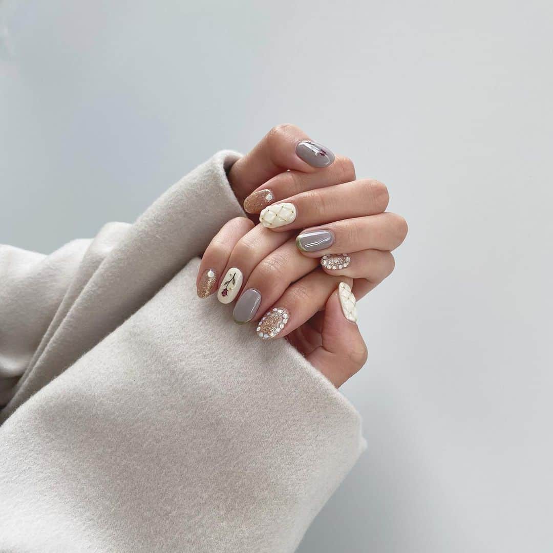 中塚美緒のインスタグラム：「New Nail❄️ キルティングネイルが超可愛い💗 薔薇も手書きなの！😢  今回も素敵なネイルありがとうございました🥺💖  #冬ネイル #キルティングネイル #フレンチネイル」