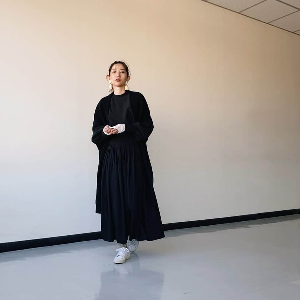 のインスタグラム：「修道女のイメージ。  #クラネ の #黒ワンピ に クラネの #ロングニットベスト  #スタニングルアー の#レースインナー ちらっと。  今夜20時からは #痛快tvスカッとジャパン  出演するよー。みてね。 #スカッとジャパン   #CLANE #stunninglure  #今日の気分 #大人コーデ #黒コーデ #修道女」