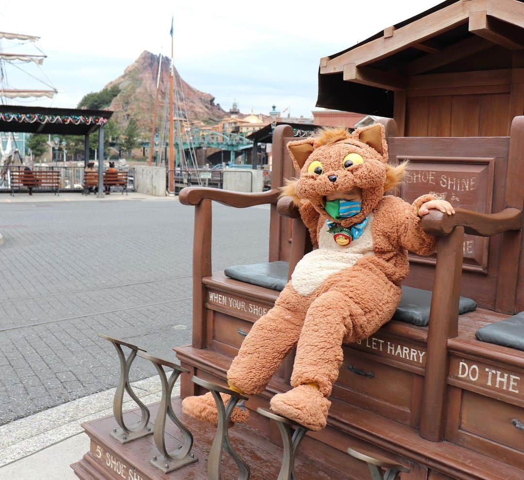 tiahy__のインスタグラム：「Shoe shine place. . . ディズニーシーには、靴磨きの椅子があります. . アメリカ ニューヨークの経済成長時代、ビジネスマンにとって靴磨きは紳士の嗜みとしてとても人気があったそうです. .  世界経済を足元から支え続ける靴磨き職人の方々が目に浮かぶようで、 その方達を尊ぶ心まで再現されているようなこの場所は、とっても素敵です*.⋆( ˘̴͈́ ॢ꒵ॢ ˘̴͈̀ )⋆.*. . . #toulouse_taia#taiacostume#birthday」