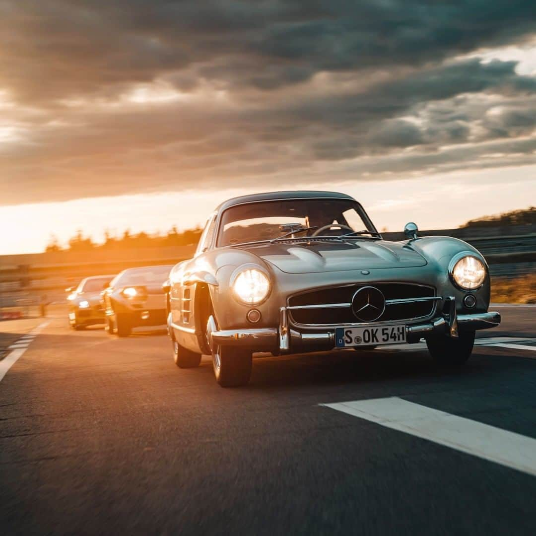 メルセデス・ベンツさんのインスタグラム写真 - (メルセデス・ベンツInstagram)「Three Mercedes-Benz legends together in the morning sun.  📷 by @philipprupprecht  via @mercedesbenzmuseum  #MBclassic #MercedesBenz #300SL #SLS #C111 #gullwing #mercedesbenzclassic #ClassicCar」12月7日 20時01分 - mercedesbenz