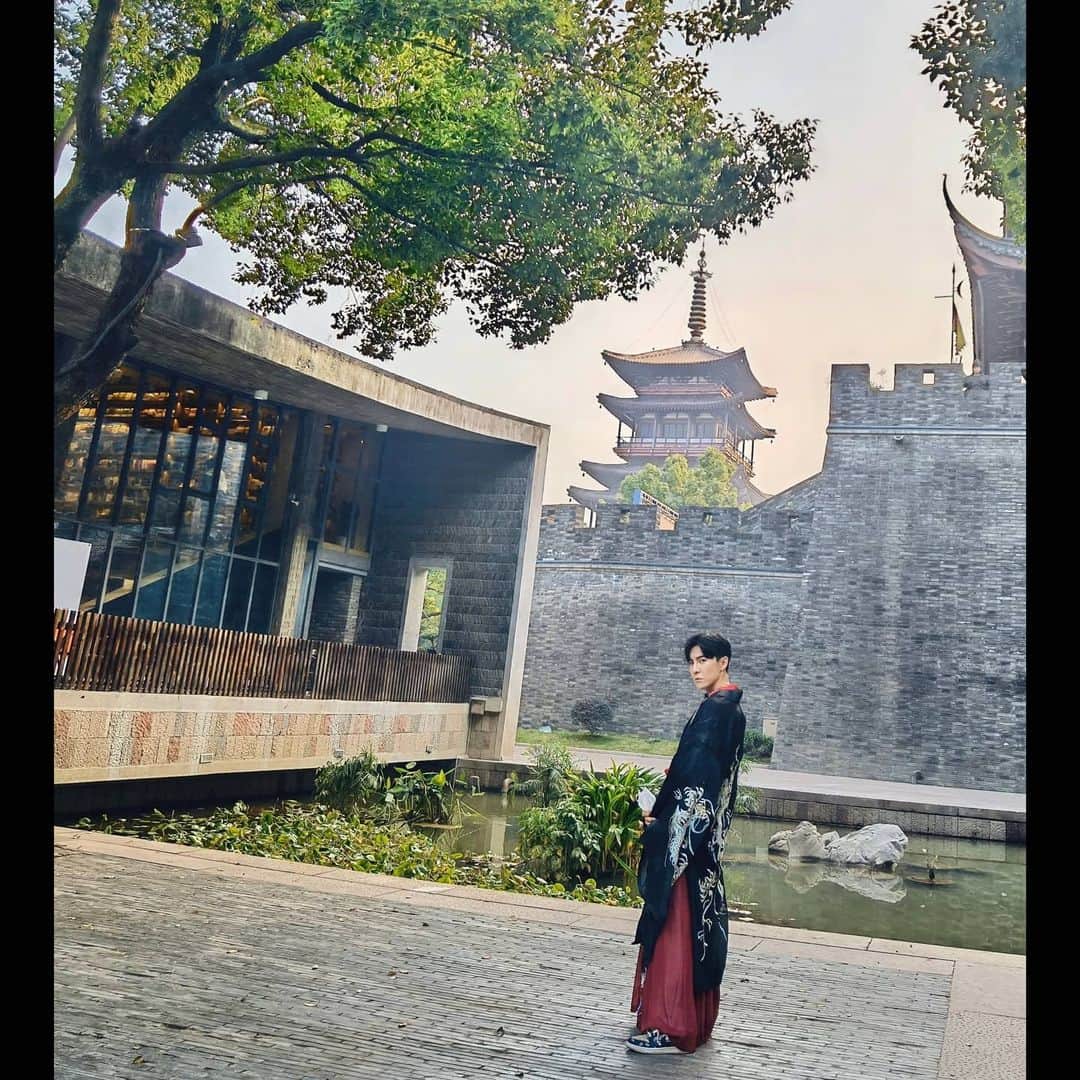 ダンソン・タンのインスタグラム：「給新戲試一下衣服好了✔ #DT #唐禹哲 #杭州」