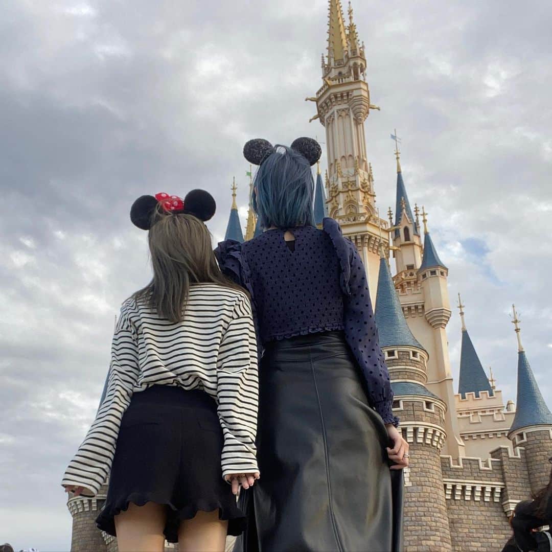杉山優華さんのインスタグラム写真 - (杉山優華Instagram)「🐭🐭🐭 . . . . 結構前なのですが、仮面女子のあおちゃんとディズニーランドに行きました🐭😳😳✨ . . あおちゃんは私の中でちょいクールなイメージだったのですが、全然違いました！ 本当は甘えん坊の赤子！なのでこの日からあおちゃんのことをバブちやん👶と呼んでいます☺️ . . . 楽しかったなあ、、また遊んであげよっと☺️👶 . .  #ディズニーランド #ディズニー #Disney #Disneyland  #Disneycoordinate #Disneycode #tokyoDisneyland #ディズニーコーデ #tdl #トゥーンタウン」12月7日 19時55分 - fbyuuka29