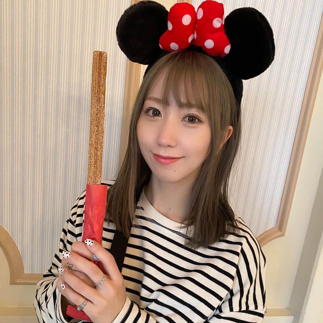 杉山優華のインスタグラム：「🐭🐭🐭 . . . . 結構前なのですが、仮面女子のあおちゃんとディズニーランドに行きました🐭😳😳✨ . . あおちゃんは私の中でちょいクールなイメージだったのですが、全然違いました！ 本当は甘えん坊の赤子！なのでこの日からあおちゃんのことをバブちやん👶と呼んでいます☺️ . . . 楽しかったなあ、、また遊んであげよっと☺️👶 . .  #ディズニーランド #ディズニー #Disney #Disneyland  #Disneycoordinate #Disneycode #tokyoDisneyland #ディズニーコーデ #tdl #トゥーンタウン」