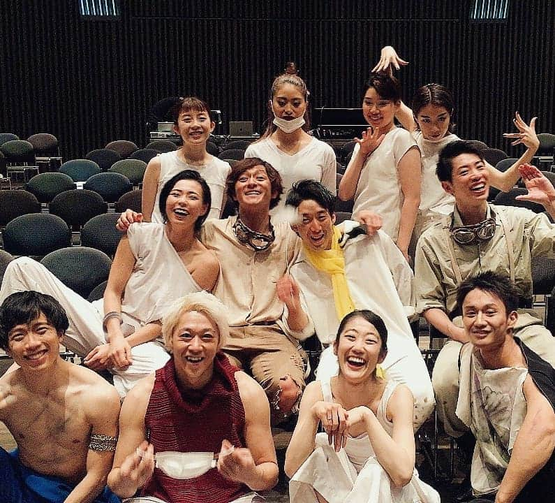 内山麿我さんのインスタグラム写真 - (内山麿我Instagram)「・ 729無事に終わりました。 ・ 小怪我は多いけど、大怪我がなくて何より。 ・ ダンスの舞台というと、全然違くて、 かっといってパフォーマンスショーでもない アートってわけでもないので なんの舞台？って言われるとかなり困るw ・ 多分、俺が若いときにはやりたくなかった舞台だろうなぁ、こういうのww ・ 俺は！ほとばしるエネルギー！発散したいんだァァーー！的な感じだったから 今回みたいなのは、けっこームリタイプでしたww ・ ただ今回、間違いなく新しい世界を見ました。 今まで感じ成長、変化の中で一番大きい変化です。 変化ってのも小さいくらい。 ・ なんつーか、消滅系？宇宙系？ワンネスは超越した感じです。 ・ ワンネス、ネクスト、ビックバン的な、わかりませんねw ・ 8年ぶりの本気ステージ、最高の形でやれたと思います。 この8年間踊ってこなくて本当に良かった。 踊っていたら到底できないような、悔しさと苦しさにまみれた地獄8年間。 表現の幅を大きく変えてくれたと思います。 やはり経験が背中に乗ってくるんだなぁと、再確認。 ・ またステージやるので見に来てください😁 ・ 最後に、お時間頂き、足を運んでくれた皆々様、本当にありがとうございますした。 今後とも精進して参りますので、また見に来ていただけたら嬉しいです。 ・ 感想、コメントにてお待ちしてます😆😆 ・ #729 #内山麿我 #身体表現 #ダンス」12月7日 19時57分 - maroka_uchiyama