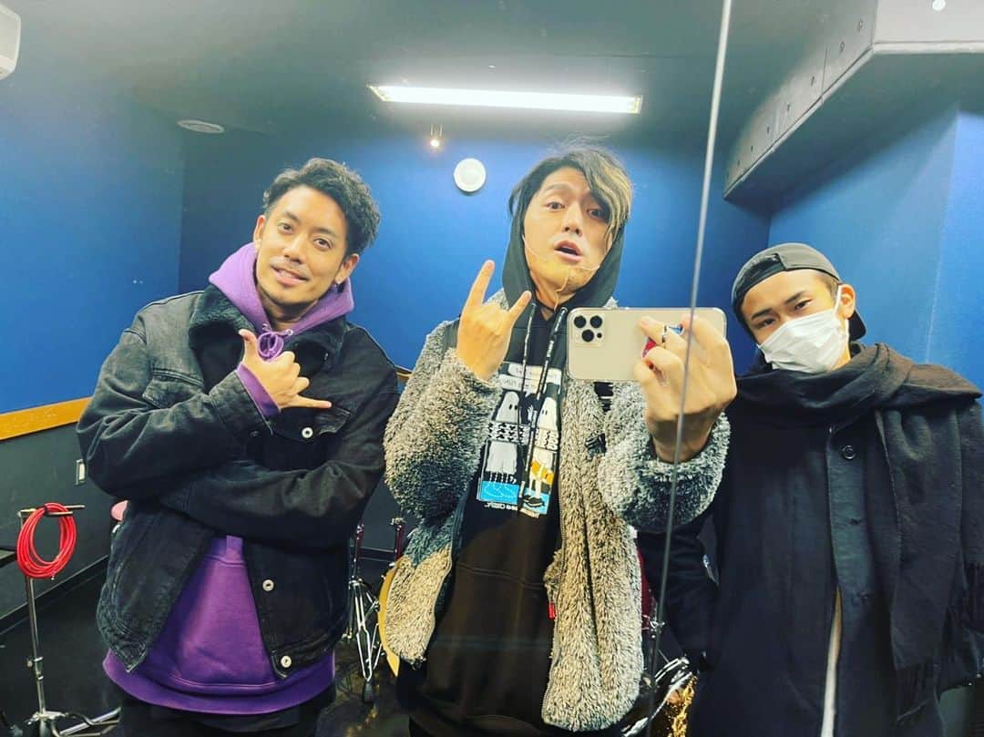 so-heyのインスタグラム：「明日のライブを有料配信することになりました。  ケータイから配信するだけだから音質や画質はそこまで凄くないかもだけど、録画もしておくんで好きな時に観れます。良かったら観てみてね。  全員オリジナル曲以外にカバーもやります。久々にガチで歌うのでどーぞよろしく！楽しみだ！！  12/8(Tue) @渋谷JUMP "TAME-NOMI"   19:20配信スタート！！  有料配信チケット: ¥1000  https://rookiezvo.stores.jp/ 　  録画保存期間　12/8〜12/22 23:59  ※上記リンクからご購入者頂いた方にLIVE視聴をするためのURL・合言葉を発行致します。  ※視聴はブラウザから又はツイキャスビュアーからご視聴頂けます。  ※iPhoneによる固定1カメ、iPhoneマイクでの配信となりますので、予めご了承下さい。LIVEの雰囲気を楽しんで頂けると幸いです。」