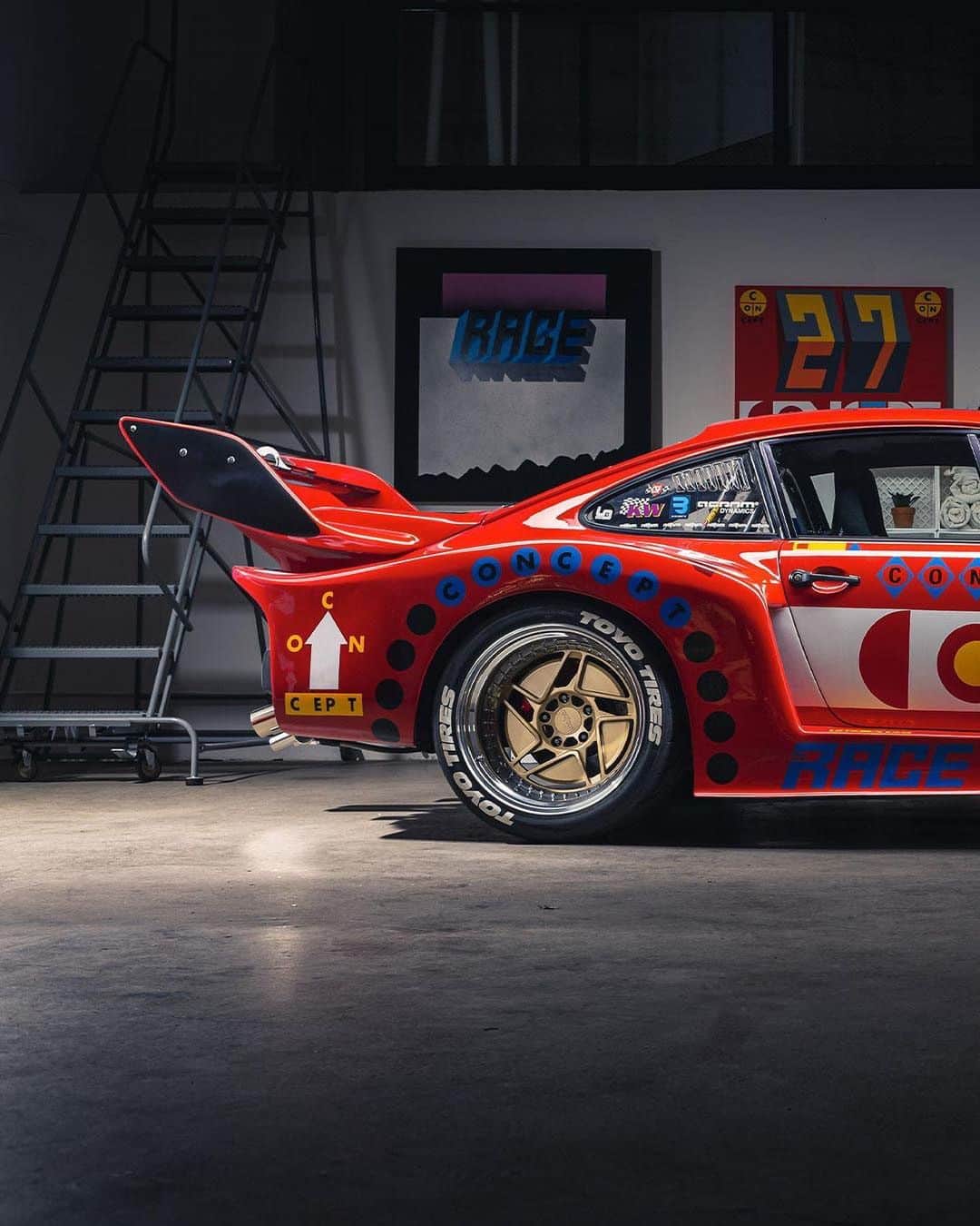 Porscheさんのインスタグラム写真 - (PorscheInstagram)「Meet the British artist turning Porsche cars into canvases - @ornamentalconifer's typography-based creations have adorned everything from leather jackets to crockery, but even the man himself says nothing beats the beauty of a Porsche. Link in bio.」12月7日 19時58分 - porsche