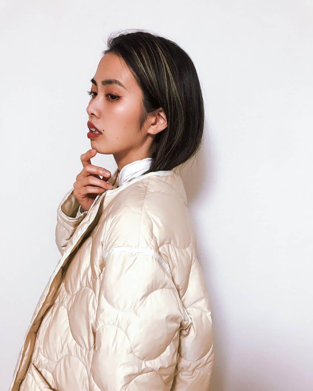 ellieのインスタグラム：「・ ・ ・ ・ トプ画の写真。 white white white . ・ ・ ・ #ファッション #ホワイト #ショートヘア」