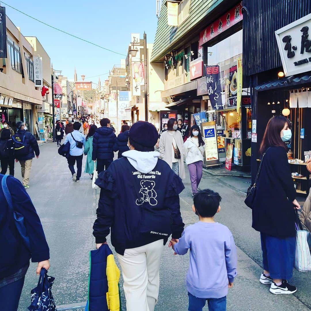 鈴木おさむさんのインスタグラム写真 - (鈴木おさむInstagram)「人生で初めて鎌倉、小町通りに行きました。家族で歩き、グルメな罠にどんどん引っかかり、コロッケ、唐揚げ、たこやき、団子。まんまと食べまくり。最高でした！」12月7日 19時59分 - osamuchan_suzuki