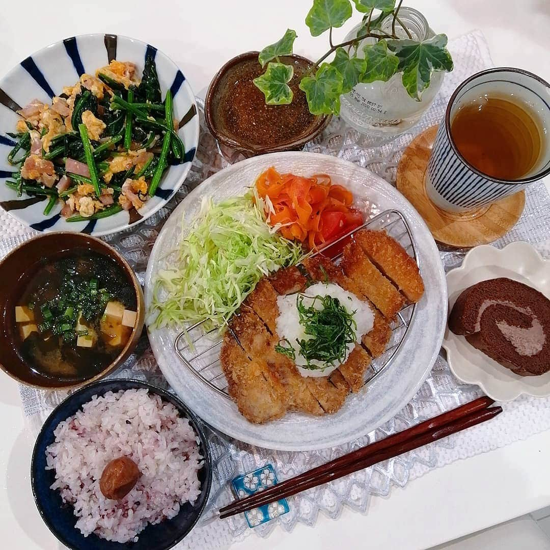 momoさんのインスタグラム写真 - (momoInstagram)「#晩御飯#食費月13000円   和風豚かつ (金時人参ラペとキャベツ) ほうれん草バター お味噌汁 おからのチョコロール(市販&半額✌)  国産肩ロース㌘70円でGET🤗❤️  晴のこの顔が好きすぎる。。。 これは寝たフリのとき、調子乗ってるとき、美味しいときにする顔😪😚😋  鼻水、よだれ、お茶だかなんだかが付きまくった最後の写真は、最近の通常フェイス(笑)すっごくアホヅラしてポケーっとしながら生きてるヨ👶❤️ 3人とも毎日愛しいなぁ💘  #晩ごはん#晩ご飯#夕食#夕御飯#夕食#おうちごはん#節約#節約ご飯#晩御飯#デリスタグラム#デリスタグラマー#クッキングラム#ワーママ#大分#instafood」12月7日 20時09分 - m.o.m.o.k