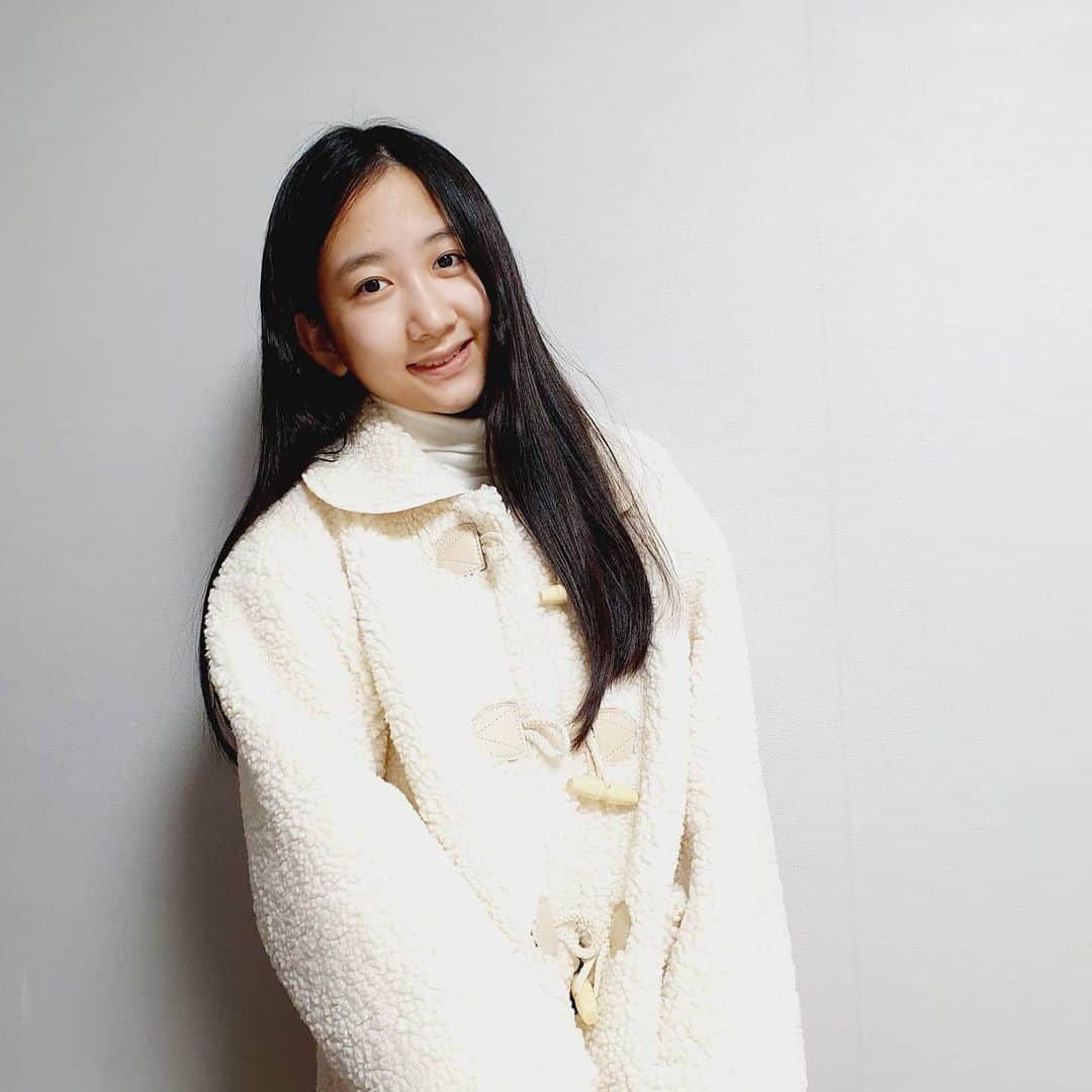 イ・チェミのインスタグラム：「겨울 필수템 #양털자켓 교복에도 잘 어울리쥬😁 내일부터 추워진다고 하니 따뜻한 옷 잘 챙기세요💕 포근하고 러블리한 코트 감사합니다❤ 👉@cookiemaru  #협찬 #쿠키마루 #쿠마 #코코양털자켓 #10대패션 #10대코디 #러블리코트 #양털코트 #떡볶이코트」