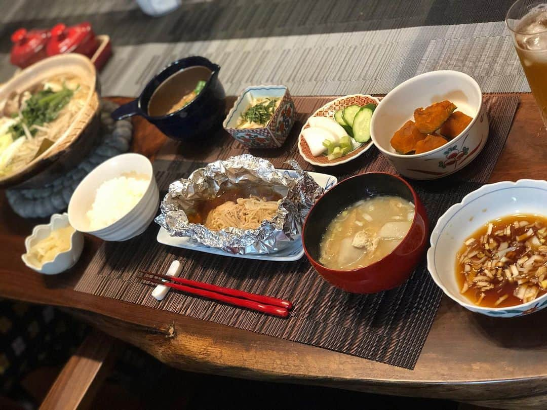 月央和沙さんのインスタグラム写真 - (月央和沙Instagram)「うちの晩ごはん🍚✨ . #鮭のホイル焼き #湯豆腐 #かぼちゃの煮物 #おくら納豆 #山芋の酢の物 #ぬか漬け #里芋とお揚げのお味噌汁 #褒められると #調子にのるタイプです」12月7日 20時10分 - kazusa_tsukio