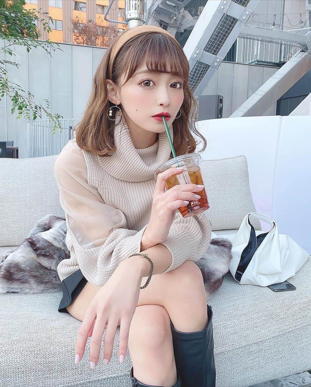 りなてぃさんのインスタグラム写真 - (りなてぃInstagram)「﻿ ﻿ ﻿ ホットティーがなくて、寒い中アイス飲んだ😂💭﻿ ﻿ この髪の長さのアレンジ研究中🥺﻿ みんなにも真似してもらいやすいように﻿ 小物を使うときの巻きかただったり﻿ 超簡単アレンジとかがいいかな🤔と思うんだけどどうかな？💭﻿ ﻿ ﻿ ﻿ そして、この日のピアスも12月8日先行発売の﻿ HOOP SWAYING ASYMMETRY...❤︎﻿ ﻿ 華奢なフープと、その中で小さく揺れるコットンパールが﻿ とにかくかわいいの🥺﻿ ﻿ ベージュコーデと合わせたよ！﻿ ﻿ ﻿ ちなみにアンティークゴールドのブレスは﻿ 12月15日先行発売のアイテム☺︎♡﻿ ﻿ ﻿ tops〻 @snidel_official  pants〻 @zara  bag〻 @maisonmargiela  pierce〻 @merue_official  bracelet〻 @merue_official  ﻿ ずーっと狙ってたスナのニット🧶﻿ スナのシアーショルダーだいすきなの🥺💓﻿ ﻿ ﻿ #merue #メルエ #アクセサリー ﻿ #make #makeup #メイク #snidel #スナイデル﻿ #オレンジメイク #メイク好き#メイクアップ﻿ #カラコン #ootd #outfit #coordinate﻿ #コスメ好き  #自まつ毛メイク #りなてぃー ﻿ ﻿ ﻿ ﻿」12月7日 20時10分 - rinatea_25