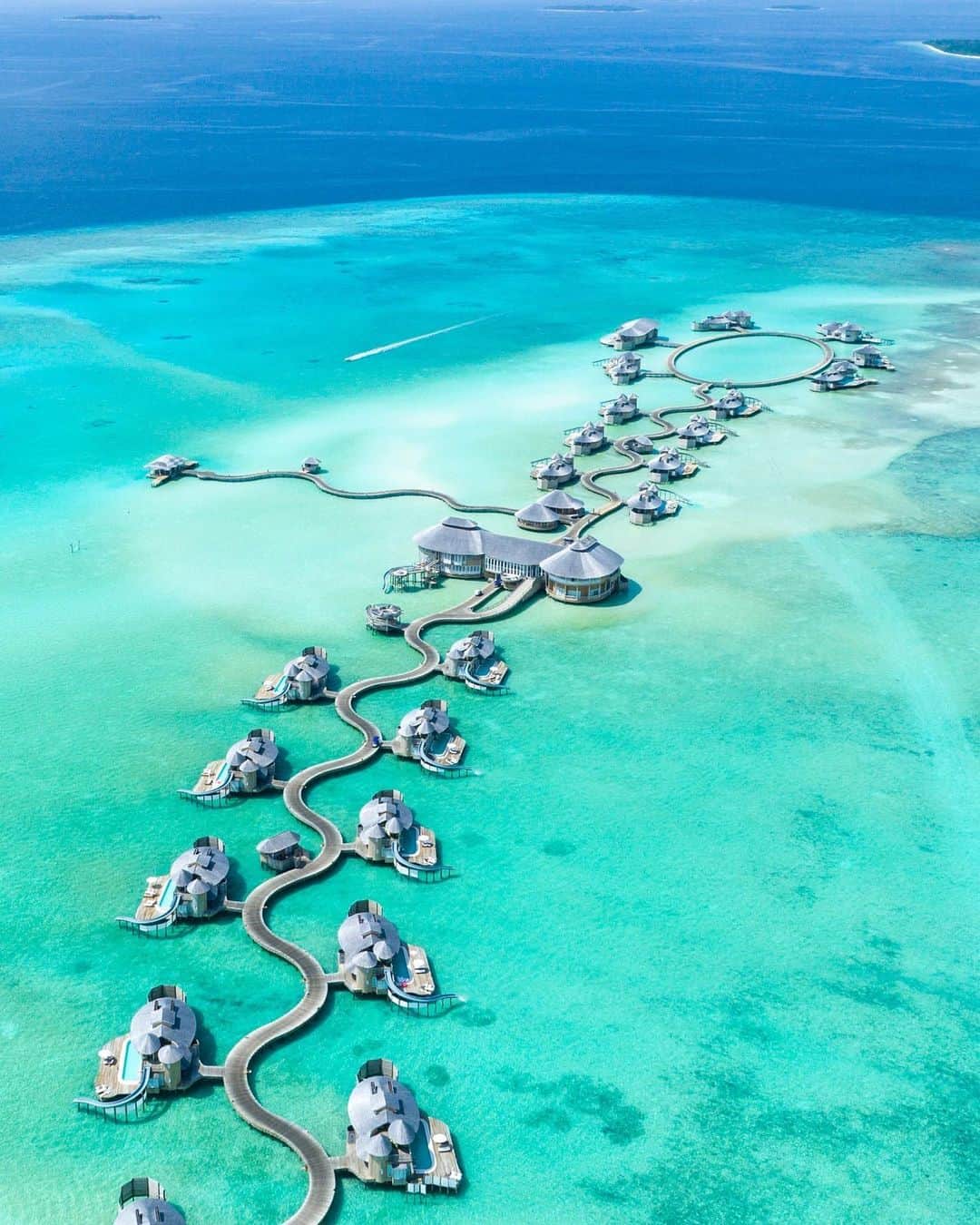 タビイクさんのインスタグラム写真 - (タビイクInstagram)「【15.モルディブ共和国🇲🇻】 . 小さな島々からなるモルディブは、基本的に1つの島に1つのホテルが存在する形式。ホテルによって滞在する島を選択することになるんです💡  空港の島・ごみの島・囚人の島・観光の島など特化している場合が多く、外国人は観光が許可されている島以外は立ち入る事が出来ません🙅  珊瑚礁と美しいビーチに囲まれたモルディブはハネムーンにも大人気の国です❤️ .  【#タビイク世界制覇 】  photo by Unsplash  ✼••┈┈••✼••┈┈••✼••┈┈••✼••┈┈••✼ ••┈┈••✼ ﻿  @tabiiku をタグ付けすると、お写真が紹介されるかも！？ 是非タグ付けして投稿してくださいね🌷 アジアのお写真、大募集中です！！  ✼••┈┈••✼••┈┈••✼••┈┈••✼••┈┈••✼ ••┈┈••✼ ﻿   #旅女 #vacation #instatravel #instapassport #バンライフ #旅行好き #旅行行きたい #旅行好き女子 #絶景 #バックパッカー #backpacker #フォトジェニック#Instagram #タビイク #モルディブ #モルディブ共和国 #Maldives #maldivesislands #maldivesisland #maldivesresorts #maldivestrip #ハネムーン #リゾート #リゾートホテル #honeymoon #モルディブ旅行 #モルディブハネムーン #モルディブ挙式 #beach」12月7日 20時10分 - tabiiku