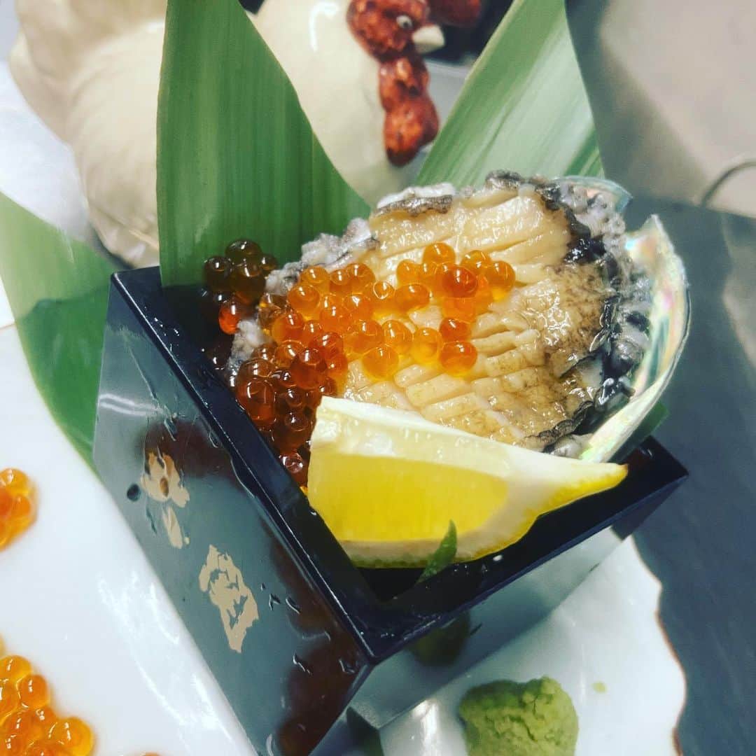 鶏魚 谷町のインスタグラム：「本日もお仕事お疲れ様です！ 谷町4丁目駅すぐ！ がぶ飲み酒場“鶏魚”です🐓  インスタ復活致します！  第1弾は当店の生簀にて飼っている“あわび”です！ こちらは流石にお安くはありませんが、 たまには贅沢もどうでしょう？  「鮑のお造りの升盛り」 ¥1,280  #谷4#谷町4丁目#谷町#貝#海鮮居酒屋#牡蠣#飲み放題#セルフ飲み放題#」