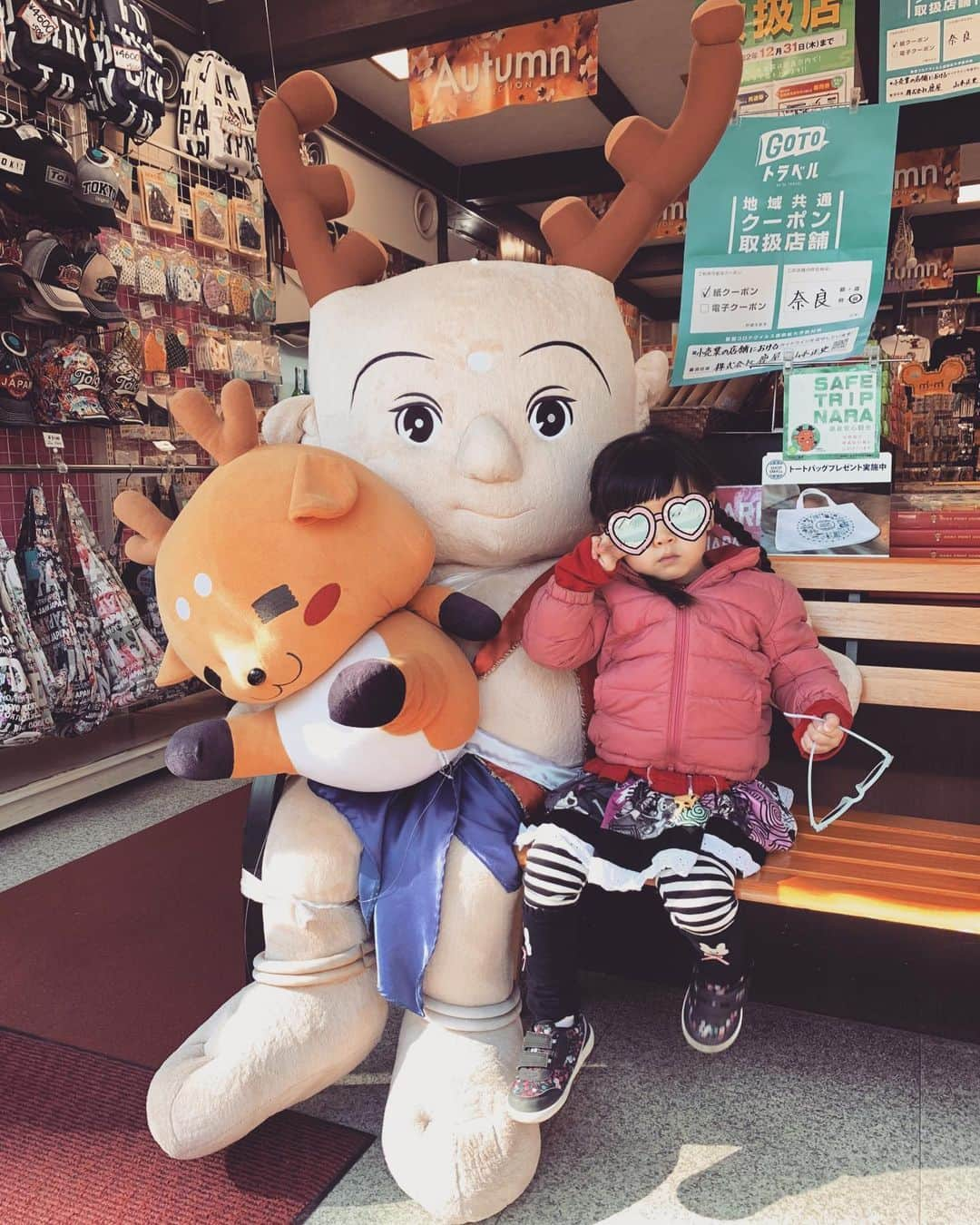 PINKYさんのインスタグラム写真 - (PINKYInstagram)「奈良の旅🍁  鹿や大仏様やせんとくんに会えて、娘が喜んでくれたので嬉しかった👧🏻🦌💖 　 (私は鹿せんべいを持ってたら何度か噛まれたけど🍘w でも彼らは可愛かった😂🦌❤️)  そして、お出かけするといつも抱っこをせがまれるので、ほぼずっと抱っこしてくれるお父さん！感謝とrespect👨🏻🙏❤️  ※お洋服やバッグなどのご質問をよくいただくので、ブランド名をタグ付けしました🏷💁‍♀️  ・・・  #love happy #family #parentslife #mamalife #babygirl #3歳 #奈良 #東大寺 #鹿 #せんとくん #津風呂湖」12月7日 20時06分 - shanti_pinky_shanti