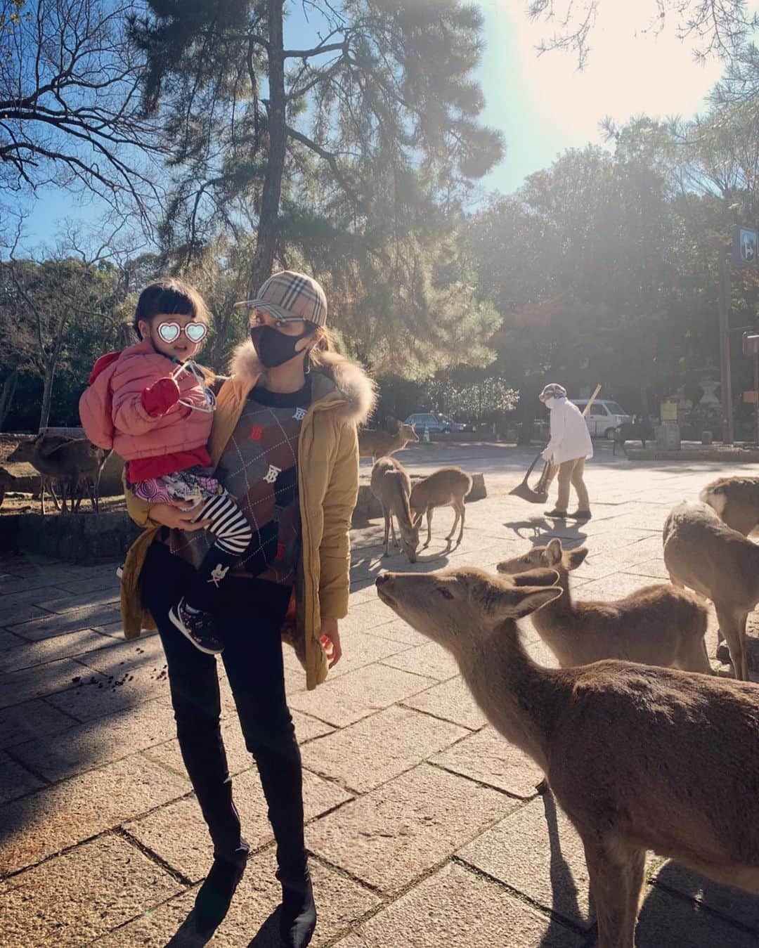 PINKYさんのインスタグラム写真 - (PINKYInstagram)「奈良の旅🍁  鹿や大仏様やせんとくんに会えて、娘が喜んでくれたので嬉しかった👧🏻🦌💖 　 (私は鹿せんべいを持ってたら何度か噛まれたけど🍘w でも彼らは可愛かった😂🦌❤️)  そして、お出かけするといつも抱っこをせがまれるので、ほぼずっと抱っこしてくれるお父さん！感謝とrespect👨🏻🙏❤️  ※お洋服やバッグなどのご質問をよくいただくので、ブランド名をタグ付けしました🏷💁‍♀️  ・・・  #love happy #family #parentslife #mamalife #babygirl #3歳 #奈良 #東大寺 #鹿 #せんとくん #津風呂湖」12月7日 20時06分 - shanti_pinky_shanti