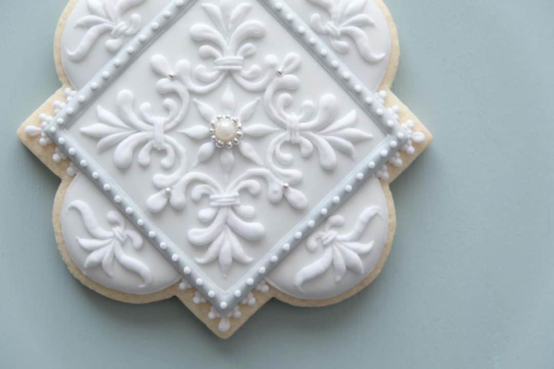KUNIKAさんのインスタグラム写真 - (KUNIKAInstagram)「White ceramic tile cookies 🍪  今日のロンドンの最高気温は3℃...!なかなか寒い❄️❄️❄️  #artofkunika」12月7日 20時06分 - _kunika_