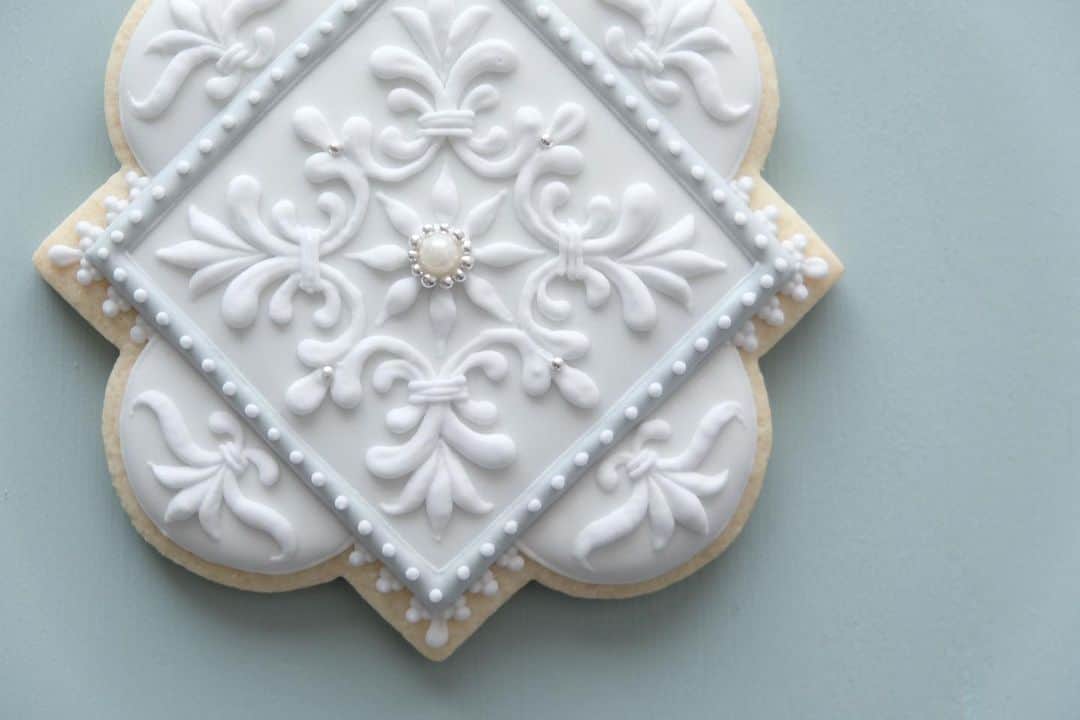 KUNIKAのインスタグラム：「White ceramic tile cookies 🍪  今日のロンドンの最高気温は3℃...!なかなか寒い❄️❄️❄️  #artofkunika」