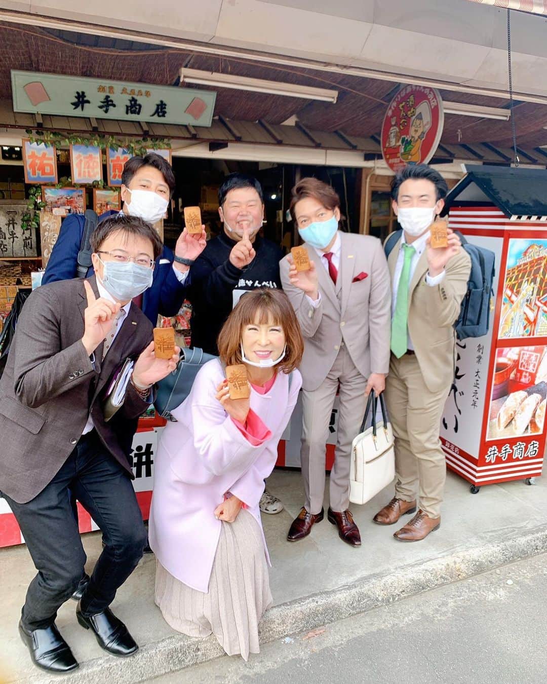 のインスタグラム：「今年一年ありがとう 御座います 祐徳稲荷神社⛩に 行ってきました  おせんべい屋さんの前で いい匂い いただきました 美味しかったです  困ったときの神頼み コロナでも閉鎖しないと 住職の前向きさに 感動して 帰ってきました 神恩感謝🙏  YouTubeチャンネル はっちゃんアカデミー 父からの教えや 天風会で学んだ 人生幸せになれる たくさんの学びを アップしてます  たったの4分で 毎日笑顔になれる 学びがたくさんです ぜひご覧くださいね  はっちゃんアカデミーは インスタのプロフィールの リンクから ご覧いただけます^_^  そしてオンラインサロンも 13期生の募集が 残り２名様と なりました  たくさんの方との出会いに 感謝です  オンラインサロンでしか 学べない またひとつ深い学びが 盛りだくさんです  オンラインサロンも インスタのプロフィールの リンクから 参加していただけます^_^  #祐徳稲荷神社  #佐賀  #コロナ収束願う  #手作り  #ホウキ  #プレゼント  #嬉しい  #ありがとう #オンラインサロン #後二人 #ユーチューバー #はっちゃんアカデミー #youtuber好きな人と繋がりたい #チャンネル登録 #ユーチューブ #経営者 #aishitoto #fun #fashion #tv #smile #YouTube #youtuber」