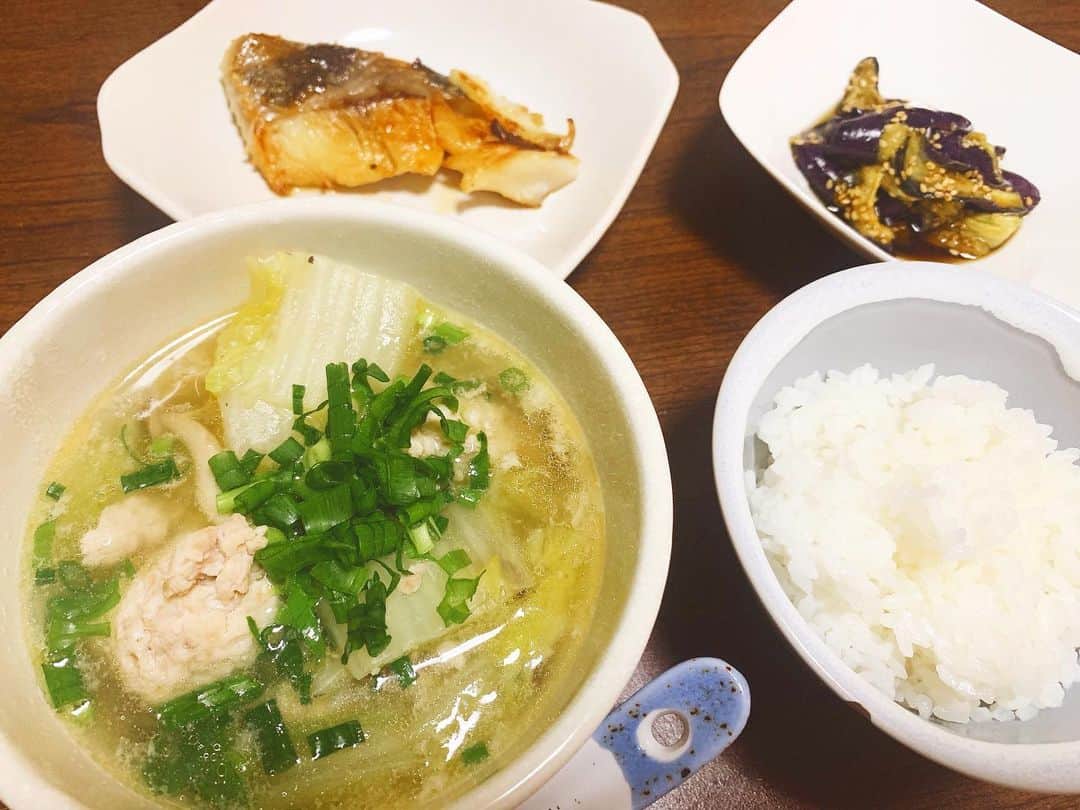 のインスタグラム：「#みやせごはん　なんだか飾りっ気ない日。  ・生姜たっぷり肉団子スープ ・銀鱈の西京焼き ・蒸しなすの胡麻和え  最近寒いから温かいものがメインになりがちですね〜🍲  そうそう、今日撮影で私は普段キメた表情をすることが多いのですが 決めすぎないふわっとした表情の方がいいよと言ってもらいました。まだまだ新しい発見があるものです。 ちゃんと自分を見て、より良いものを教えてもらえるのは嬉しく感じます。 みなさんもインスタグラムや他SNS等を見て なんかもっと見たいものや意見などあればどんどんコメントくださいね🌟🌟 参考にさせてもらいます☺︎☺︎  #おうちごはん　#自炊記録」