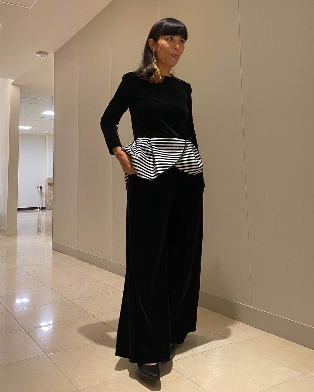 BORDERS at BALCONYのインスタグラム：「横浜高島屋 @takashimaya_yokohama  &⁠⠀ 新宿伊勢丹 @isetan_shinjuku_urbancloset  でのPOP UPも明日で終了！⁠⠀ ⁠⠀ 東京でのPOP UPはこれでラストです！！⁠⠀ ⁠⠀ お写真のこちらは伊勢丹とBORDERS公式オンラインでしか手に入らない限定のベロアセットアップ。⁠⠀ 伸びやかで究極にリラックスな素材なのに⁠⠀ 光を引き込む深い”黒”に光沢感がリッチなアイテムです。⁠⠀ ⁠⠀ セットアップでかっこよくお召しいただくのも、⁠⠀ セパレートでカジュアルダウンするのもどちらもオススメ！⁠⠀ ⁠⠀ この服、活躍してくれること間違いなしです！⁠⠀ ⁠⠀ 実際にお手に取ってご覧いただけるのは伊勢丹新宿だけ💦⁠⠀ 是非この機会をお見逃しなく(^^)⁠⠀ ⁠⠀ ⁠⠀ ⁠⠀ #bordersatbalcony #ボーダーズアットバルコニー #ボーダーズ #BORDERS #柴田陽子 #yokoshibata⁠⠀ #新商品発売 #productlaunch #comingsoon#newproductalert #新商品⁠⠀ #popup #popupstore #popupshop #ポップアップ」